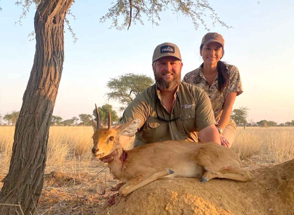 AFRICA HUNTS - Dirtnap-outfitters