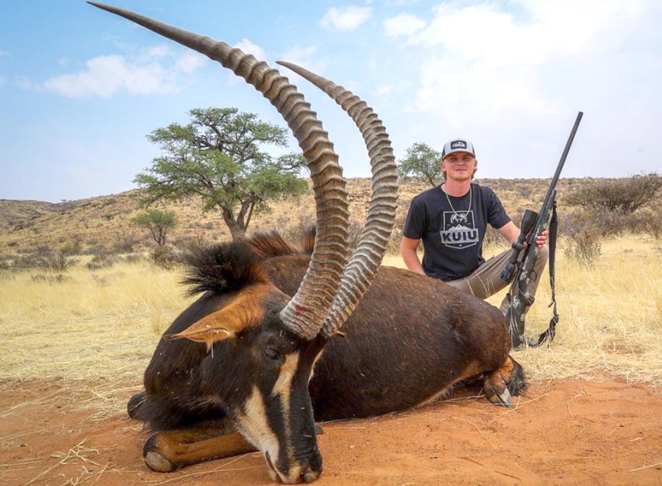 AFRICA HUNTS - Dirtnap-outfitters